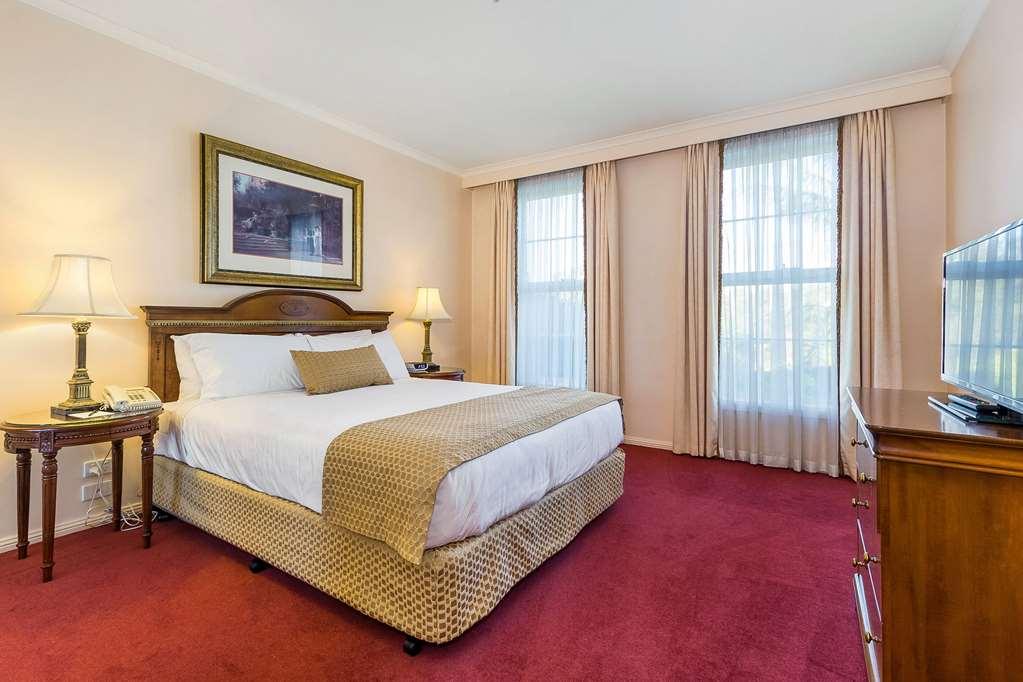 Canterbury International Hotel Forest Hill Room photo